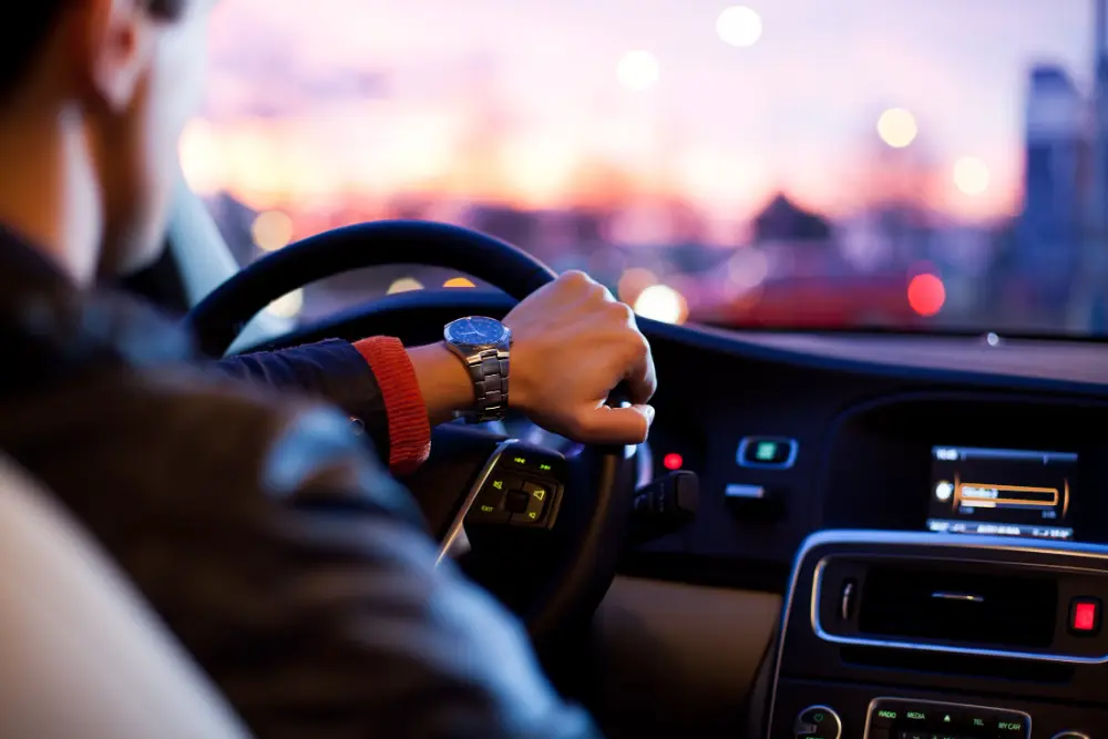 Chauffeur au volant au coucher du soleil